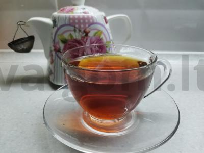 Juodasis arbata su serbentų lapais pagrindine nuotrauka