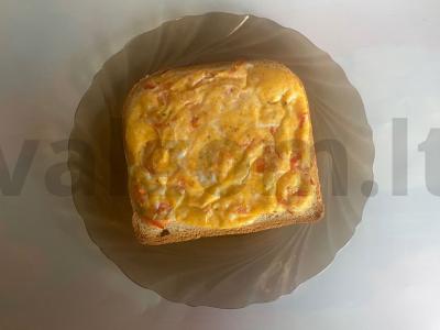 Tostai su kiaušinių-sūrio įdaru pusryčiams pagrindine nuotrauka