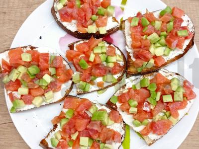 Brusketa su lašiša ir avokadu pagrindine nuotrauka