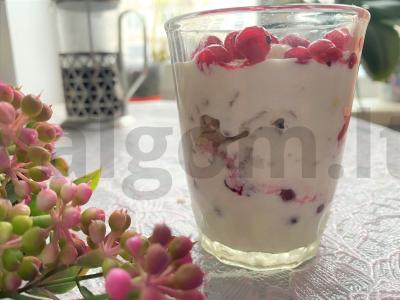 Varškės desertas su raudonosiomis serbentėmis ir kukurūzų dribsniais pagrindine nuotrauka