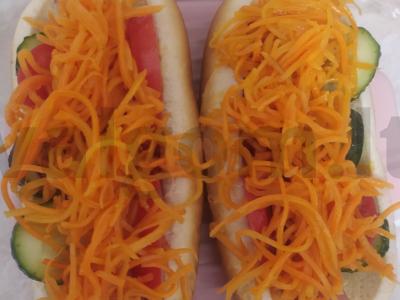 Karštas šuo su korėjietiška morkų salotomis pagrindine nuotrauka