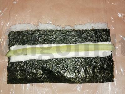 Namų ritinėliai su raudona žuvimi ir agurku Žingsnis 3