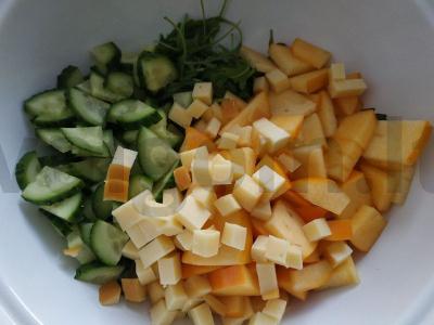 Išskirtinė salotos iš persimonų, sūrio, agurkų ir rukolos su prieskonių padažu Žingsnis 1