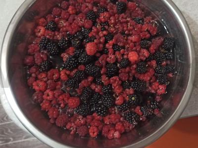 Sotūs aviečių ir gervuogių kompotas Žingsnis 1