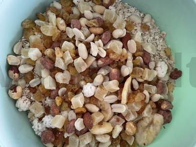 Avižinių dribsnių granola su riešutais, džiovintomis spanguolėmis ir medumi Žingsnis 1