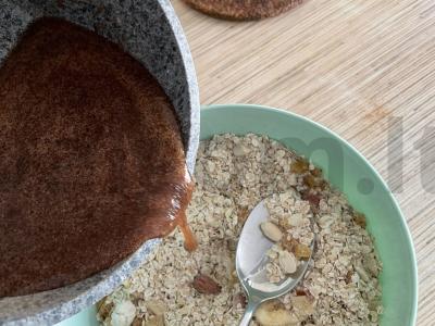 Avižinių dribsnių granola su riešutais, džiovintomis spanguolėmis ir medumi Žingsnis 3