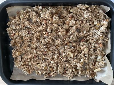 Avižinių dribsnių granola su riešutais, džiovintomis spanguolėmis ir medumi Žingsnis 4