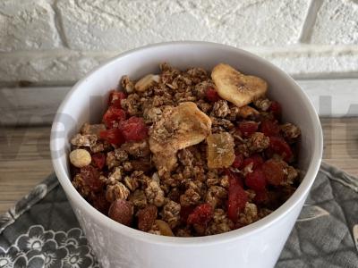 Avižinių dribsnių granola su riešutais, džiovintomis spanguolėmis ir medumi pagrindine nuotrauka