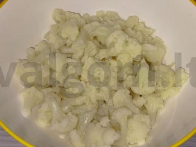 Žiedinė kopūstai, kepti su sūriu orkaitėje Žingsnis 1