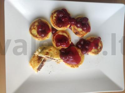 Šokoladiniai-kokosiniai varškėčiai su vyšnių padažu pagrindine nuotrauka