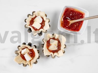 Krepšeliai su brie sūriu ir spanguolių uogiene Žingsnis 2