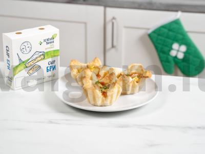 Krepšeliai su brie sūriu ir spanguolių uogiene pagrindine nuotrauka