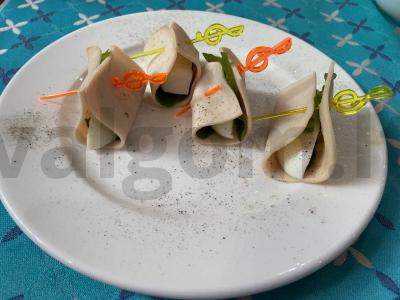 Vištienos kumpio, rukolos ir kiaušinio ritinėliai pagrindine nuotrauka