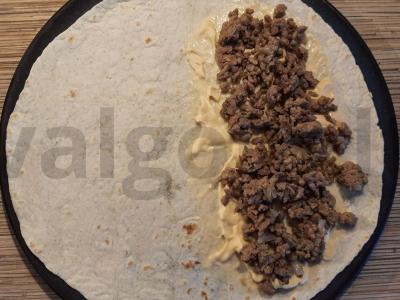 Tortilija su jautienos faršu, saldžiais pipirais ir sūrio padažu Žingsnis 5