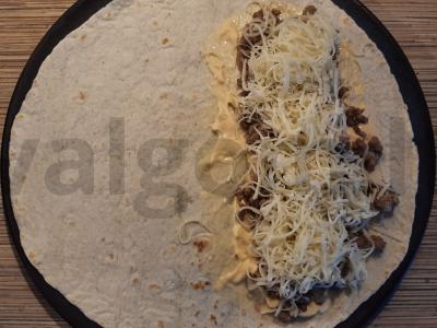 Tortilija su jautienos faršu, saldžiais pipirais ir sūrio padažu Žingsnis 6