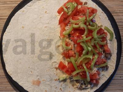 Tortilija su jautienos faršu, saldžiais pipirais ir sūrio padažu Žingsnis 7