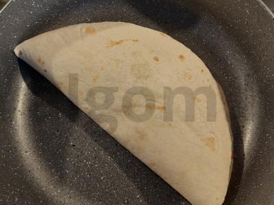 Tortilija su jautienos faršu, saldžiais pipirais ir sūrio padažu Žingsnis 8