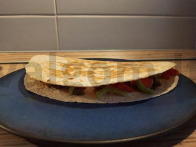 Tortilija su jautienos faršu, saldžiais pipirais ir sūrio padažu pagrindine nuotrauka