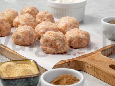 Koldūnai kaip IKEA su spanguolių padažu ir grietinėlės padažu Žingsnis 1