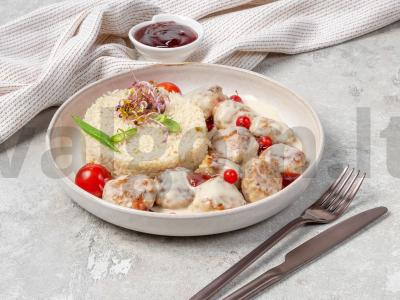 Koldūnai kaip IKEA su spanguolių padažu ir grietinėlės padažu pagrindine nuotrauka