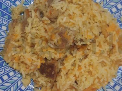 Ryžiai su kiauliena, morkomis ir svogūnais pagrindine nuotrauka