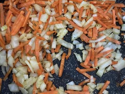 Ryžiai su vištienos kojelėmis keptuvėje Žingsnis 1