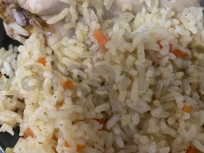 Ryžiai su vištienos kojelėmis keptuvėje pagrindine nuotrauka