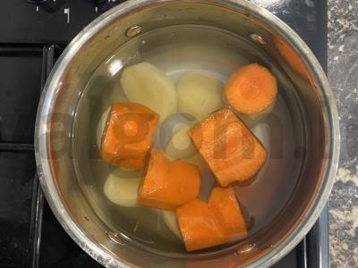 Salotas „Mimoza“ iš keptos žuvies Žingsnis 2