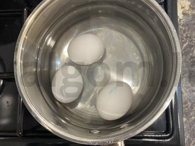 Salotas „Mimoza“ iš keptos žuvies Žingsnis 3