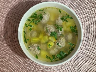 Sriuba su meatballs ir petražolėmis pietums pagrindine nuotrauka