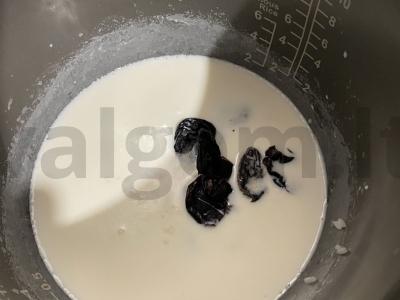 Pieninė ryžių košė su džiovintais slyvomis Žingsnis 4