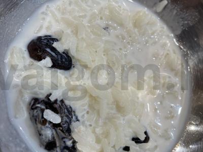 Pieninė ryžių košė su džiovintais slyvomis pagrindine nuotrauka
