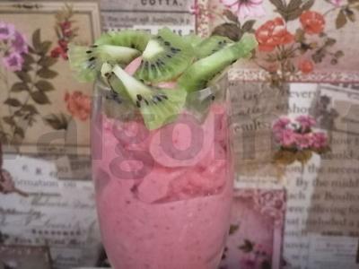 Veganiškas braškių ledai pagrindine nuotrauka