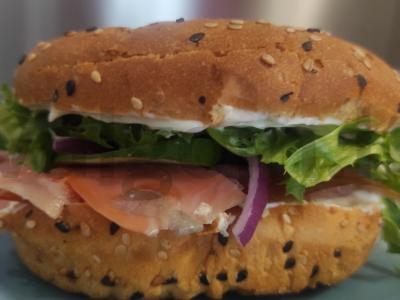 Bagelis su lašiša ir tunu pagrindine nuotrauka