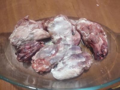 Troškinta triušiena su cukinija ir raudonu vynu Žingsnis 1