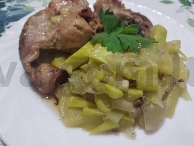 Troškinta triušiena su cukinija ir raudonu vynu pagrindine nuotrauka