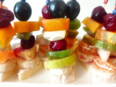 Vaisių kanapės su brie sūriu pagrindine nuotrauka