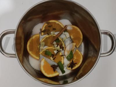 Aromatingas karštas vynas su raudonu vynu, limonu ir kardamonu Žingsnis 1