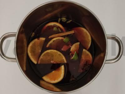 Aromatingas karštas vynas su raudonu vynu, limonu ir kardamonu Žingsnis 2