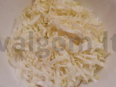 Nuostabi salotos su kopūstais, žaliais žirneliais ir sausainiais Žingsnis 1