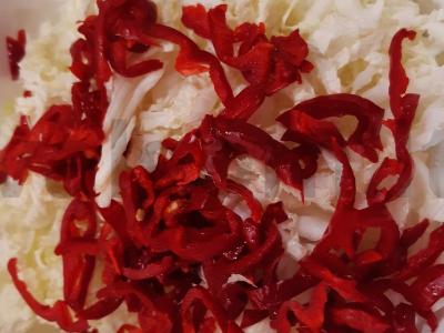 Nuostabi salotos su kopūstais, žaliais žirneliais ir sausainiais Žingsnis 2