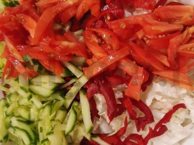 Nuostabi salotos su kopūstais, žaliais žirneliais ir sausainiais Žingsnis 3