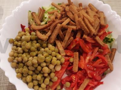 Nuostabi salotos su kopūstais, žaliais žirneliais ir sausainiais Žingsnis 4