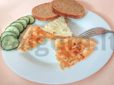 Švelnus omletas su cukinijomis ir sūriu lėtoje viryklėje pagrindine nuotrauka