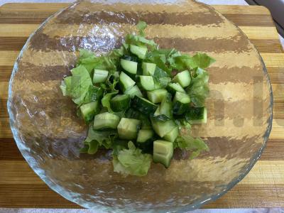 Daržovių salotas su sūriu, skrudinta duona ir alyvuogėmis Žingsnis 1