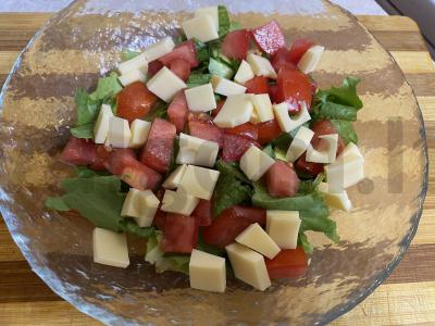 Daržovių salotas su sūriu, skrudinta duona ir alyvuogėmis Žingsnis 2