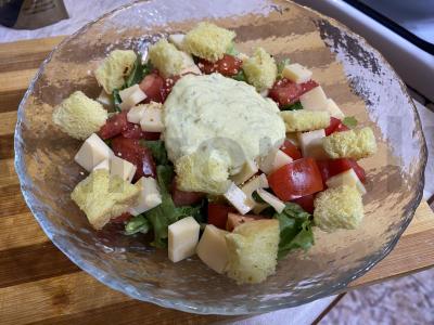 Daržovių salotas su sūriu, skrudinta duona ir alyvuogėmis Žingsnis 3