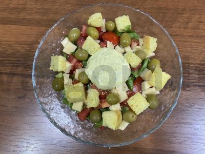 Daržovių salotas su sūriu, skrudinta duona ir alyvuogėmis pagrindine nuotrauka