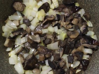 Grikių košė su cukinijomis, pomidorais ir grybais Žingsnis 1