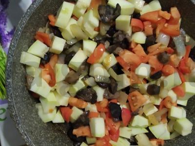 Grikių košė su cukinijomis, pomidorais ir grybais Žingsnis 3